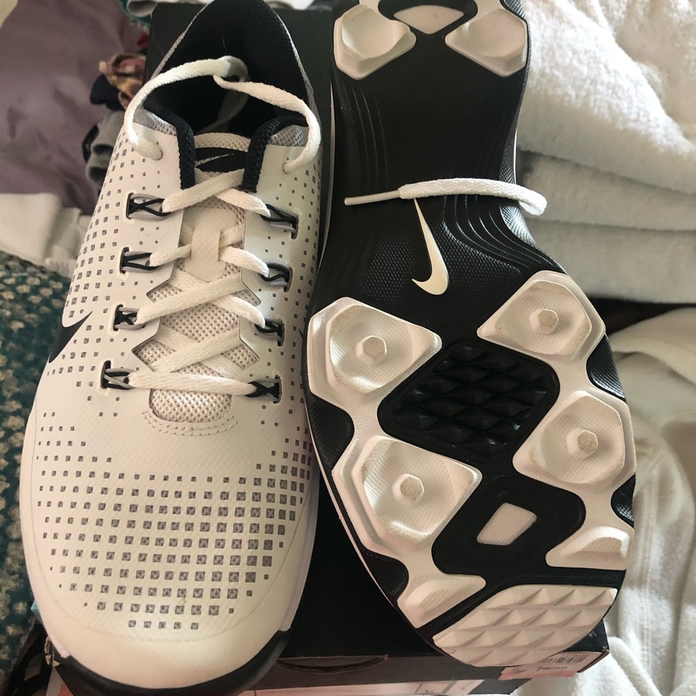 Woman’s golf shoes. Size 9 never worn